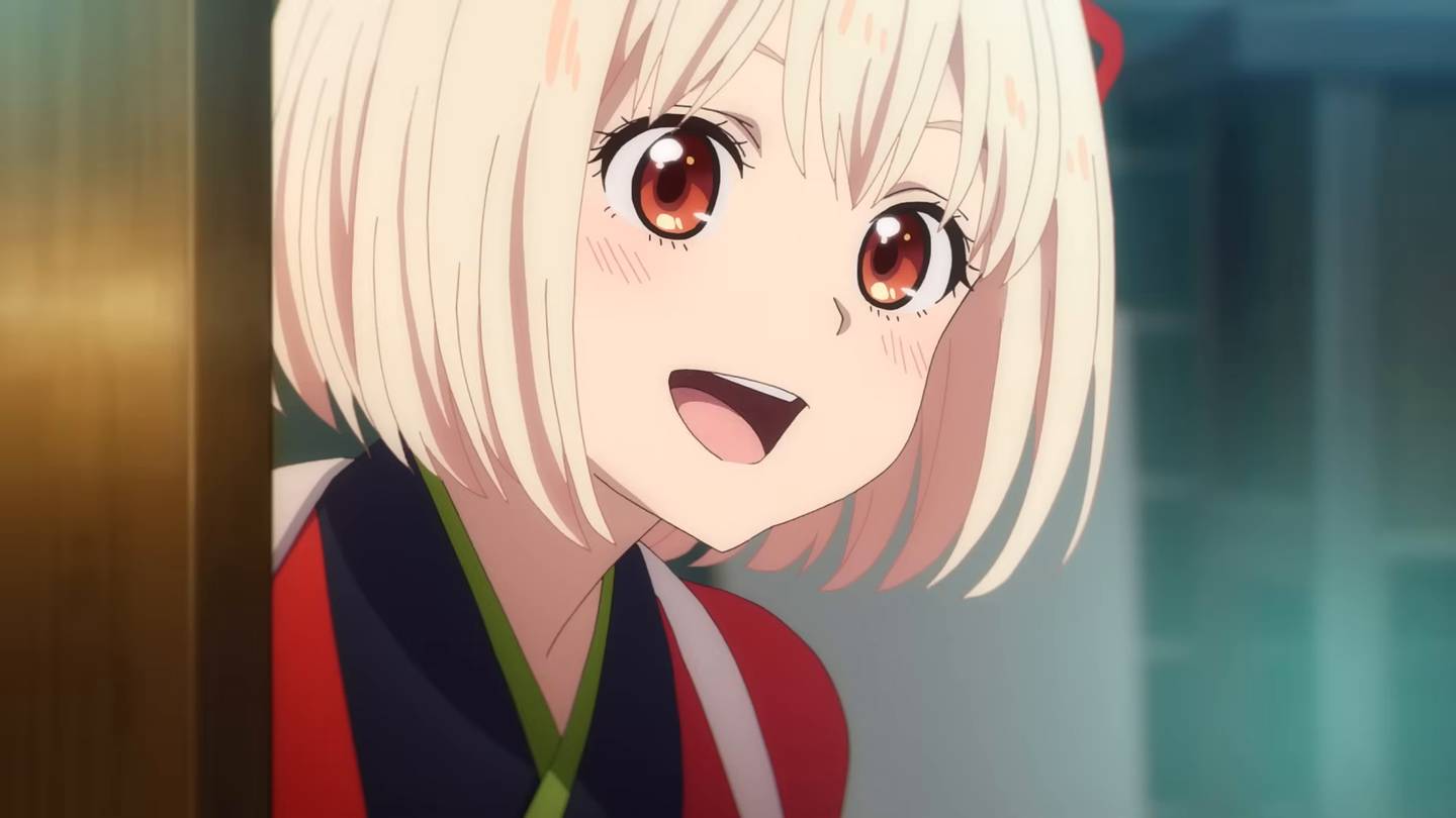 千束端着托盘回眸一笑的特写