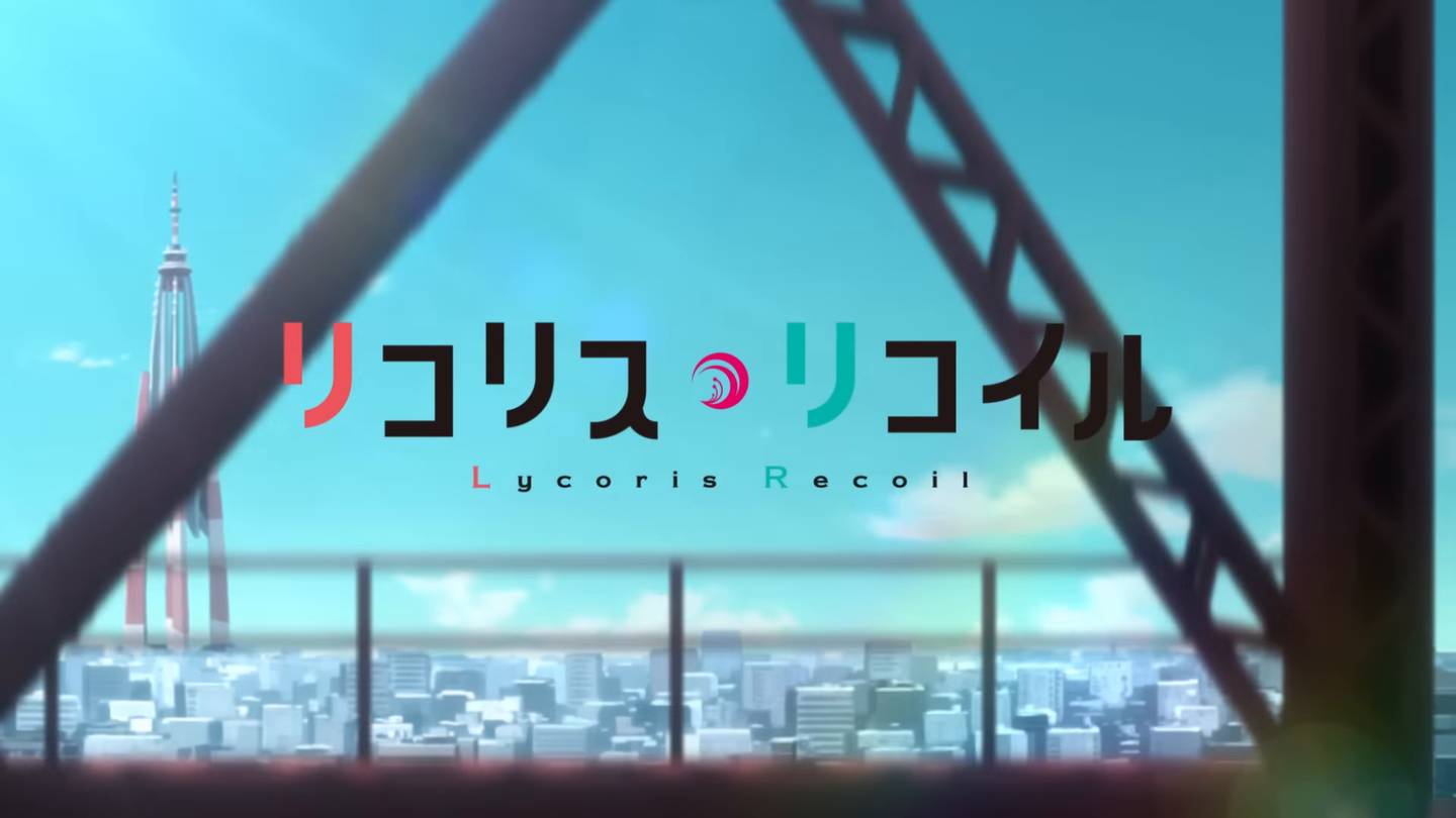 蓝天下的东京市区天际线与《Lycoris Recoil》标题 logo